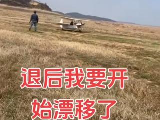 男子手搓固定翼飞机可在野地起降 总成本3万元出头