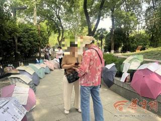 可怜天下父母心：他们在相亲角为子女觅良缘