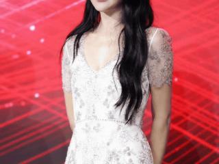 长发的周迅回来了，穿古董轻纱惊艳众人，宛如落入凡间的精灵