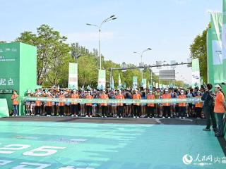 2025呼和浩特半程马拉松开跑 近万人参赛