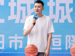杨鸣出席篮球活动！讲话后抛球，与球迷互动，休赛季备战压力极大