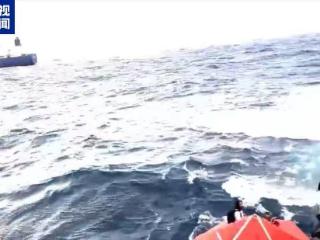 一艘货轮在印度西南海域倾斜 多个集装箱落海