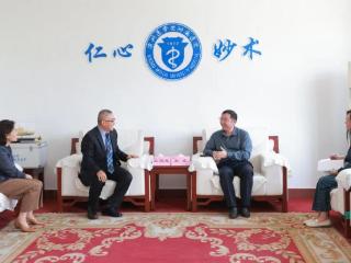 加拿大专家到滨医附院交流访问