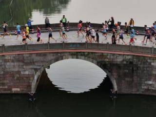 心跳在左 湖山在右 2025西湖半程马拉松在黄龙体育中心激情开跑
