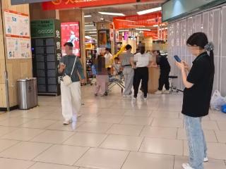 现场 | 永辉超市六安万达店进入“出清”模式 引来大量市民淘货