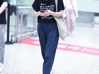 马伊琍带火了“松弛感”穿搭，t恤+九分裤+小白鞋，不像当妈的人