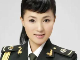 她是中国第一位博士级歌唱家，13次上春晚，丈夫身份不一般