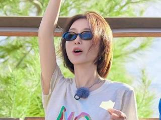 秦岚带火了一种夏日新穿法：T恤+马甲+短裙+堆堆袜，时髦又洋气