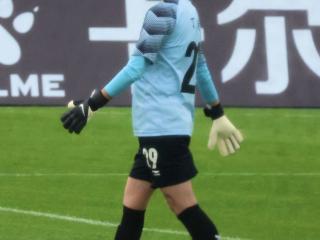 武汉女足拼出冠军！门将4根肋骨骨折，踢完半场封出对手单刀