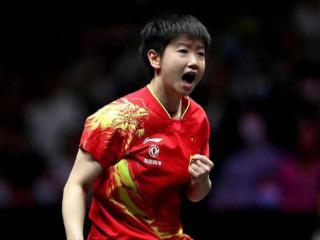 孙颖莎4-3王曼昱成功卫冕，25岁成就世乒赛双冠王，剑指大满贯