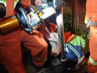 湖南益阳：男孩头部被卡护栏 消防员成功施救
