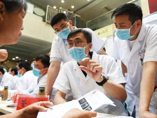 ﻿上海医疗专家来安徽蒙城县举行“情系桑梓 健康长三角”义诊