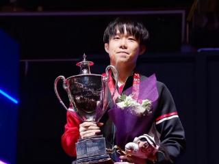 世乒赛男单颁奖礼：王楚钦自信捧圣杯，雨果落寞不甘小莫大胖释然