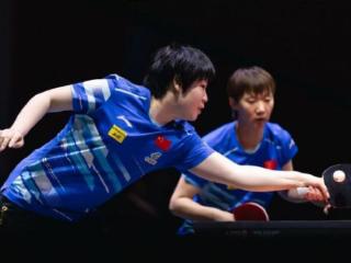 世乒赛女双颁奖礼：日本组合失落，韩国组合开心，双曼笑容灿烂
