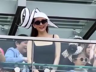 方媛陪郭富城赛马，方爸爸站在女婿身后，方媛手遮小腹很像孕妇