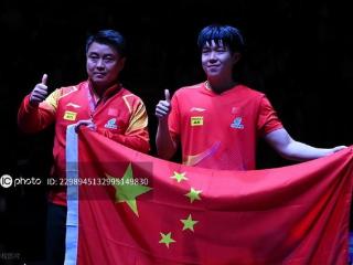 国乒大合影：孙颖莎蒯曼C位！王楚钦王皓笑开花，王励勤低调靠边