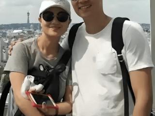 朱媛媛参加女儿入队照片被扒，本本好优秀，从小钢琴绘画样样精通