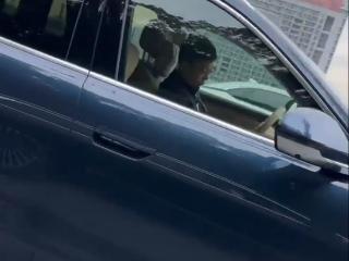 网友偶遇余承东开车时低头 以为睡着 打招呼秒开窗回应