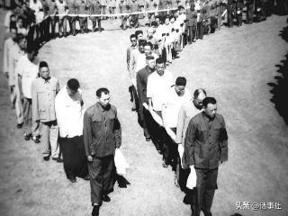 1958年，上级让这位军分区司令离休，突发疾病故去，副总长来送行
