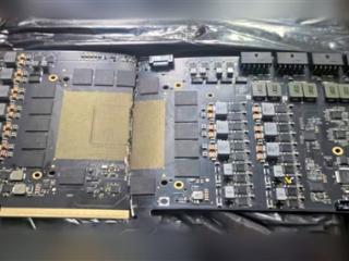 2400W供电设计无敌！RTX 5090工程样板曝光：竟用上4组16Pin