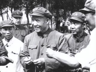 这位老将与四兄弟参军，怕奶奶不同意，偷着出走，归来时只剩自己