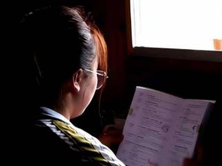 重庆一光棍捡到一女婴，终身未娶供她读研，她的回报让众人泪目！