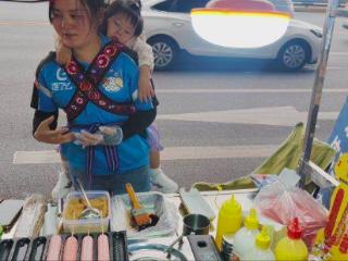 “她的人生因我而来，我做不到放弃” 90后妈妈的后背，扛着脑瘫女儿的未来