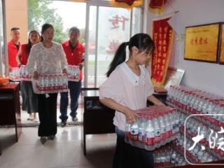 阜南一小学生用压岁钱买水为中高考学子送清凉