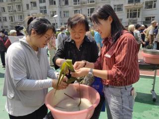 社区“包粽子课” 年轻人学得认真