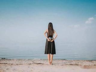 女人面对男人时，这4个行为很掉价！