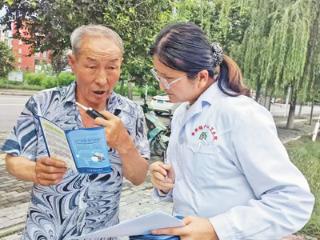 服务群众，她饱含耐心与爱心（报效祖国  建功西部）