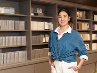 47岁洪小铃产后瘦了14斤，称坐月子像一场灾难，看到女儿就哭