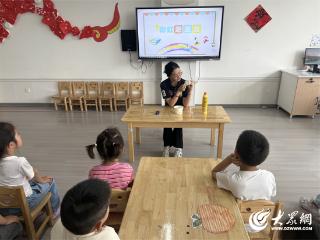 东营区文汇街道第二幼儿园开展“彩色泡泡龙”科学实验活动