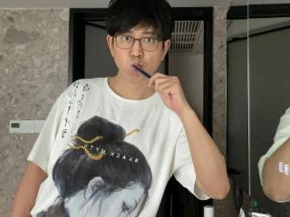 《黑神话》杨奇晒身穿四妹T恤照片：这也太帅了吧！
