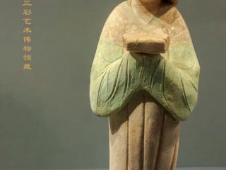 雕泥成衣：陶瓷衣纹雕饰中的东方美学