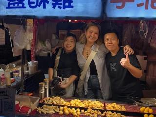 郑欣宜戴百万翡翠项链露面，整个人瘦了好多，笑容灿烂心情好