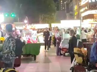 西安业主投诉占道后信息泄露 商贩找上门求放过：啪就跪下了