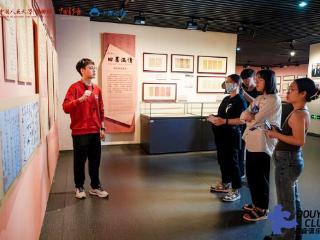 “纸间万象”传统文化进校园活动在中国人民大学举办