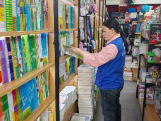 网格员开展文化市场巡查，筑牢未成年人健康成长防线