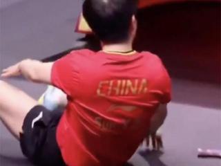 孙颖莎4-3逆转封后！汗水浸透“China”印在地上，网友：这是属于孙颖莎的荣光