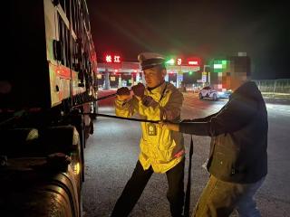货物捆扎不牢遗撒高速路 高速公安夜巡伸援手除隐患