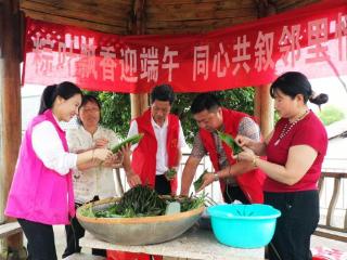 江西东乡：齐包端午粽 共享邻里情