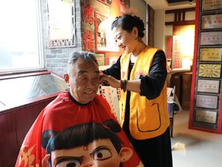 敬老助老暖人心 青岛市即墨区潮海街道南杨头社区开展新时代文明实践活动