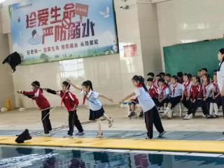 学习掌握应急救援技能，临沂金雀山小学开展防溺水安全实训