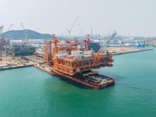 我国渤海最大海上油气平台完工起运：原油探明地质储量超1亿吨