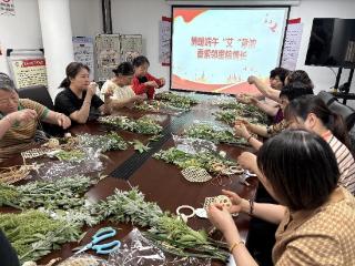 情暖端午“艾”意浓 香萦邻里粽情长