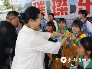 兴仁市老年大学开展“六一”儿童节“为霞满天”银龄爱心传递慰问活动