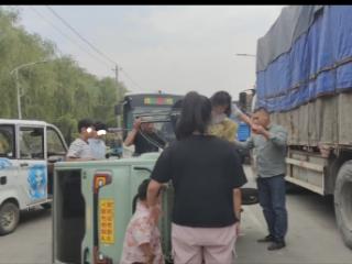 三轮车侧翻困住母子三人 蒙城公交驾驶员急救援