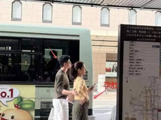杨采钰挺孕肚逛街，男友正脸曝光很帅气，豪门背景实力不输陈金飞