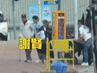 88岁谢贤坐轮椅逛公园，2位保姆细心照料，起身需要搀扶慢行